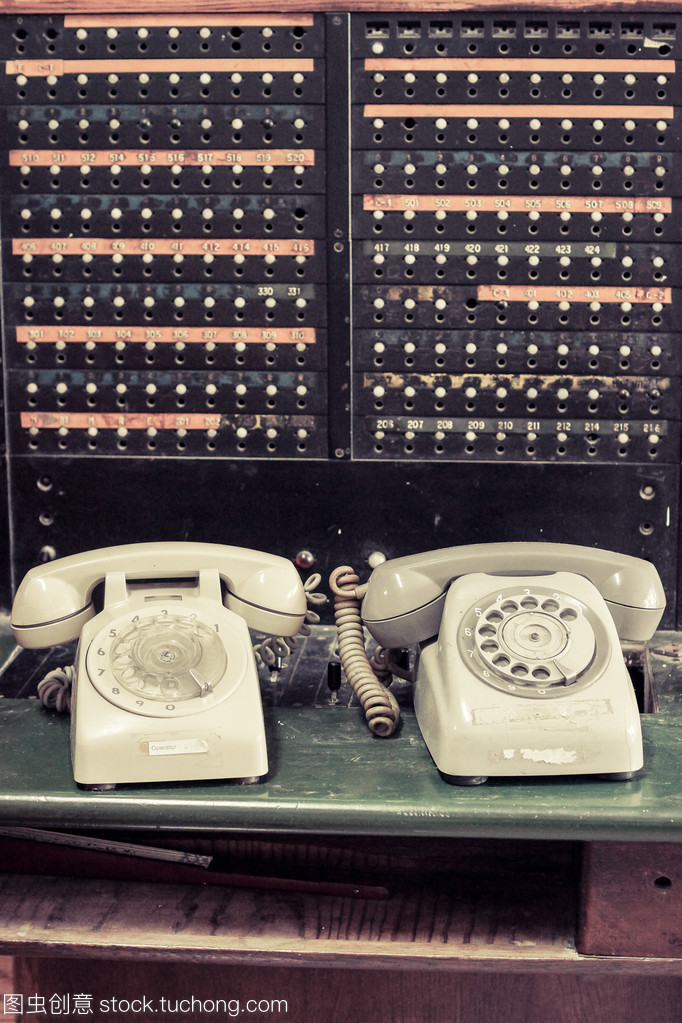 老電話總機(jī)與電話交換機(jī) 通訊技術(shù)的演進(jìn)